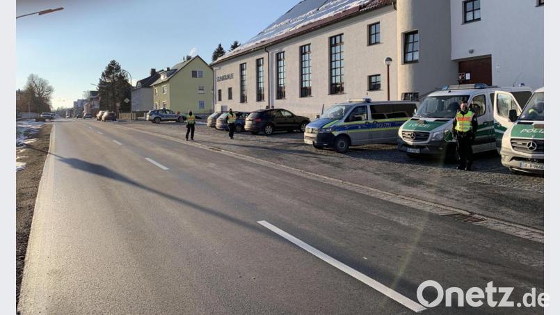 Ein- und Ausreisende aus Tschechien hatte die Polizei am Wochenende in Waldsassen besonders im Blick. Die Beamten hatten sich auch an der Egerer Straße positioniert. Bild: Polizeiinspektion Waldsassen