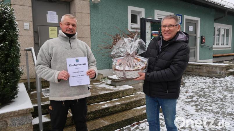 25. Dienstjubiläum bei der Gemeinde Friedenfels feierte Roland Mitlmeier (links). Bürgermeister Oskar Schuster (rechts) überreichte bei einer kleinen Feierstunde Geschenke und Urkunde. Bild: bsc