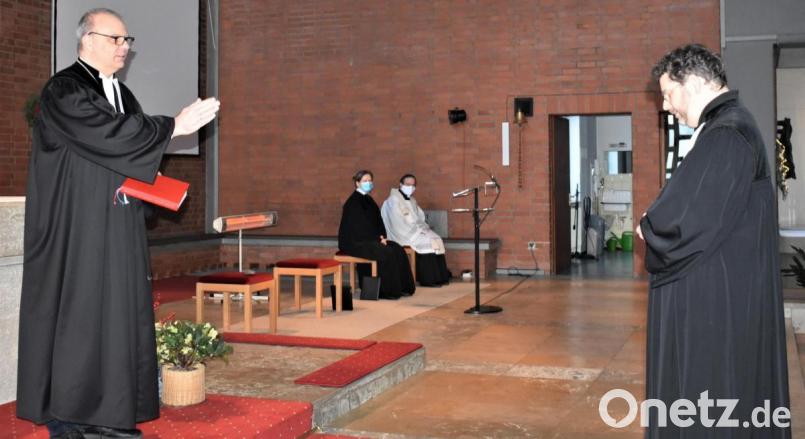 Dekan Thomas Guba (links) entbindet den scheidenden Pfarrer André Fischer (rechts) von den Pflichten für die evangelische Kirchengemeinde Grafenwöhr-Pressath und segnet ihn. Mit dabei sind Pfarrerin Anne Utz und der katholische Pfarrer Bernhard Müller. Bild: rgr