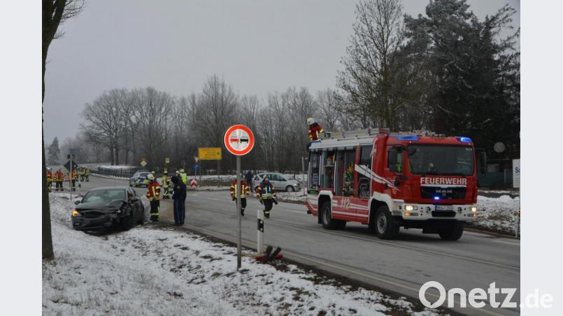 Während der Unfallaufnahme durch Beamte der Polizeiinspektion Vohenstrauß blieb die Bundesstraße 22 komplett gesperrt. Bild: dob