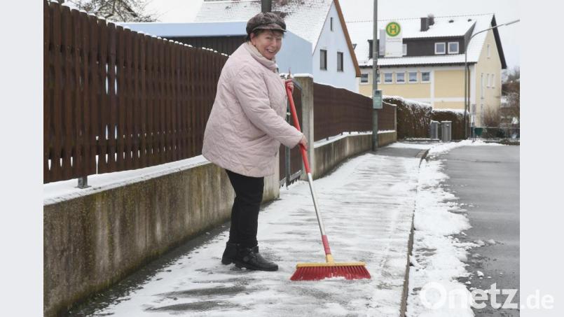 Mühsam, aber entsprechend der Vorschriften hält diese Bürgerin ihren Gehweg frei: Der Schnee auf Weidener Bürgersteigen darf nach den Vorgaben der Stadt zum Beispiel mit dem Schneebesen oder dem Schneeschieber erfolgen. Nicht erlaubt ist dagegen der Einsatz von Streusalz. Bild: Gabi Schönberger