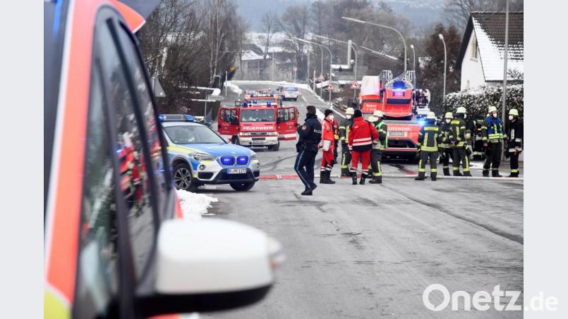 Bei einem Brand in einer Garage in der Straße An den Weihern in Neunkirchen sind am Montag drei Menschen leicht verletzt worden. Der Rettungsdienst, ein Notarzt samt Hubschrauber, die Polizei und die Feuerwehren Weiden, Frauenricht und Neunkirchen waren im Einsatz und gelangten von der Latscher Straße aus zum Einsatzort. Bild: Gabi Schönberger