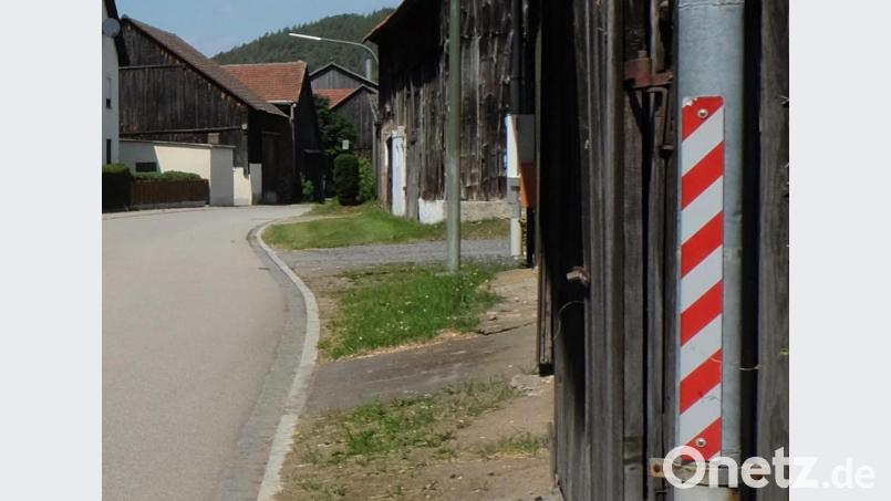 Zur Abgrenzung des Gehweges an der Engstelle in der Kirchstraße in Wölsendorf sind auf der Länge von rund 20 Metern acht Pfosten erforderlich. Zwischenzeitlich habe sich durch die angebrachte Beschilderung eine Verbesserung der Situation eingestellt, ist das Gremium überzeugt. Bild: ohr