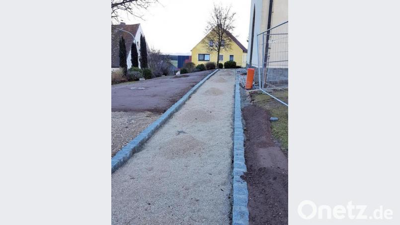 Die beiden Einzeiler am Fußweg zum hinteren Eingang sind bereits gesetzt. Das neue Kleinsteinpflaster folgt im Frühjahr. Bild: Josef Schlegl