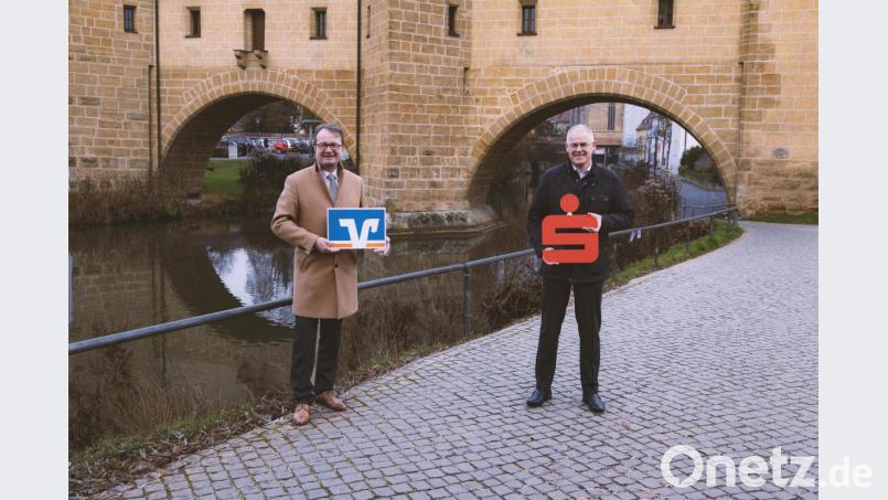 Dieter Paintner, Vorstandsmitglied der Volksbank-Raiffeisenbank Amberg eG (links) und Alexander Düssil,
Vorstandsmitglied der Sparkasse Amberg-Sulzbach, freuen sich über die neue Kooperation. Bild: Marco Greger/exb
