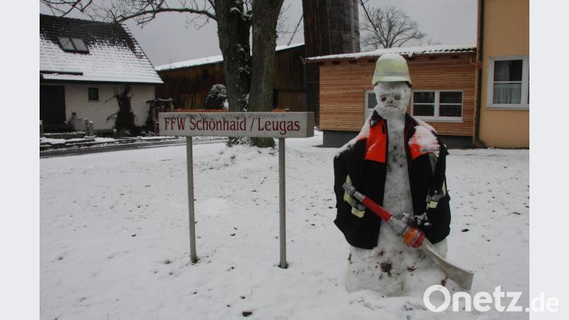 Den Feuerwehrkameraden aus Schnee haben der Kommandant der FFW Schönhaid-Leugas und seine drei Kinder gebaut. Bewundern kann man den traurig dreinblickenden Gesellen seit ein paar Tagen am Schönhaider Mehrzweckhaus. Bild: wro