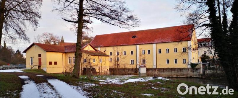 Das historische E-Werk an der Naab ist noch immer in Betrieb. Die im Schwandorfer Ortsteil Ettmannsdorf erworbene Han’sche Kunstmühle (heute Ettmannsdorfer Straße 90, gegenüber Haus des Guten Hirten) wurde ab dem 1. April 1896 als Wasserkraftanlage nur noch zur Stromerzeugung genutzt. Bild: td