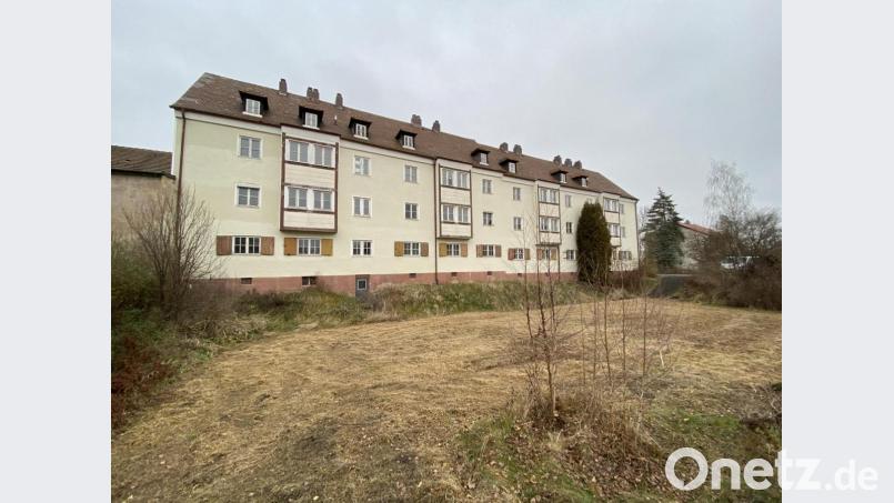 Das Wohnbauprojekt an der Adalbert Stifter-Straße (im Bild der Altbestand) ist eines dieser Vorhaben, das auf der Kippe steht, wenn Waldsassen nicht weiterhin finanzielle Unterstützung durch den Freistaat erhält. Bild: Markus Scharnagl/exb