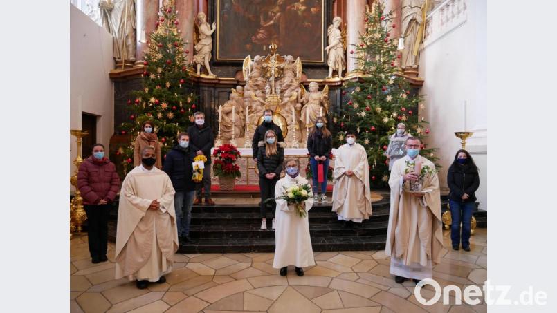 Zahlreiche Vertreter aus der katholischen Pfarrei Waldsassen hatten sich am Sonntag nach dem Gottesdienst in der Basilika eingefunden, um Gemeindereferentin Gertrud Hankl (vorne Mitte) zu ihrem 60. Geburtstag zu gratulieren und Geschenke zu überreichen. Bild: hmr