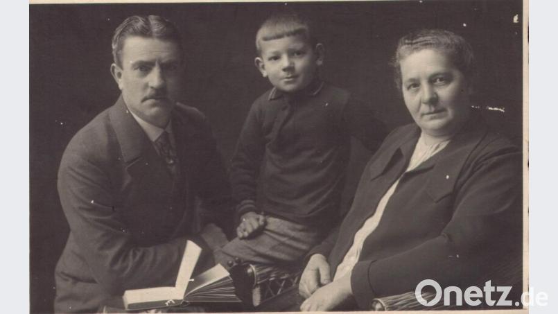 Schneidermeister Anselm Freimuth (links) initiierte am 7. Januar 1946 die Gründung der Christlich Sozialen Einheit (CSE) im Fahnensaal des Hirschauer Kommunbrauhauses. Mit auf dem Bild Ehefrau Barbara und Sohn Paul, der 1955 seinem Vater als CSU-Ortsvorsitzender nachfolgte, von 1956 bis 1978 dem Stadtrat angehörte und von 1960 bis 1972 Hirschaus Zweiter Bürgermeister war. Archivbild: u