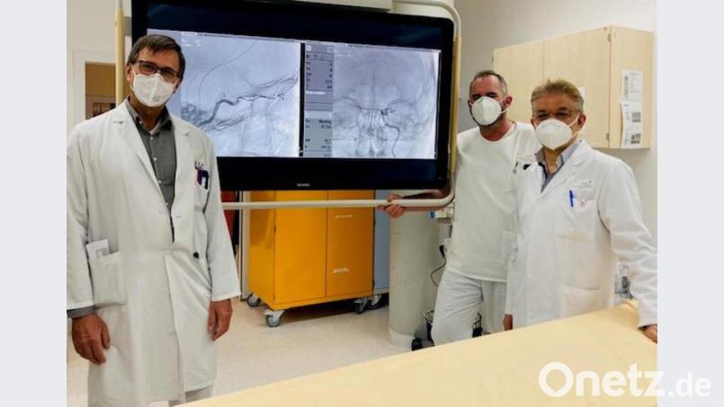 Dr. Michael Angerer, Chefarzt der Klinik für Neurologie am Klinikum Weiden, bespricht die Bilder eines Schlaganfall-Patienten mit Dr. Hischam Bassiouni, Chefarzt der Klinik für Neurochirurgie, und Dr. Thomas Finkenzeller, Leiter des Neuroradiologischen Zentrums Nordostbayern. Bild: Kliniken Nordoberpfalz/exb