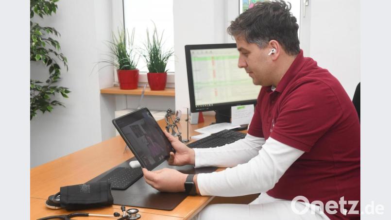 Dr. Dominik Kuhbandner bietet in der Gemeinschaftspraxis Dr. Kreuzer und Dr. Kuhbandner in Altenstadt/WN eine Video-Sprechstunde an. So hat er online schon Patienten beraten, die gerade in Frankfurt oder Äthiopien waren. Bild: Gabi Schönberger