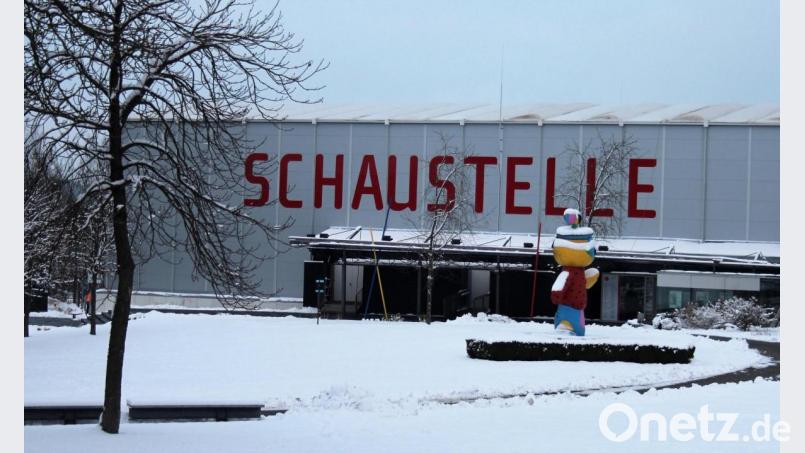 In Leichtbauweise wurde direkt neben der Baustelle die "Schaustelle" errichtet: Wenn Corona nicht wäre, würde hier reges Kulturleben herrschen. Bild: stg
