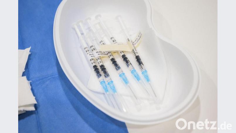Vorbereitete Spritzen für Corona-Impfungen liegen in einer Schale. Aber noch fehlt ausreichend Impfstoff Bild: Andreas Arnold / dpa
