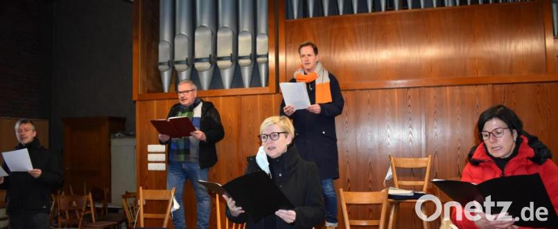 Solisten des Chores New Voices umrahmen den Gottesdienst musikalisch. Bild: rgr
