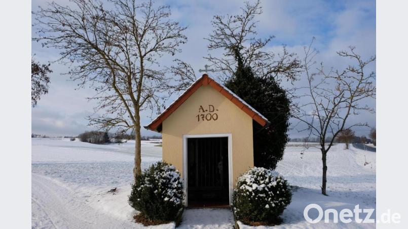 Mit der Heiligen Familie als Altarthema beherbergt die Thomasreuther Kapelle ein bemerkenswertes Kunstwerk. Auch geschichtlich kann die Ortschaft mit Besonderheiten aufwarten. Bild: do
