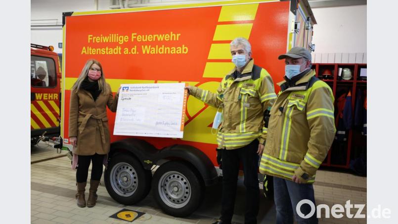Nina Lenfers (links) von der Firma puzzle & play GmbH überreicht an die Feuerwehr Altenstadt/WN 1000 Euro. Bild: puzzle & play GmbH/exb