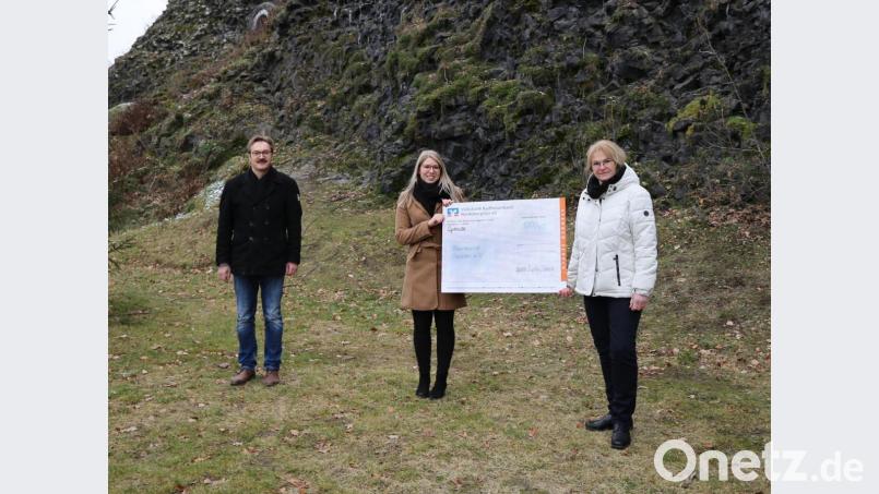 Nina Lenfers (Mitte) von der Firma puzzle & play GmbH überreicht an die Vertreter des Basalttheaters Parkstein 1000 Euro. Bild: puzzle & play GmbH/exb