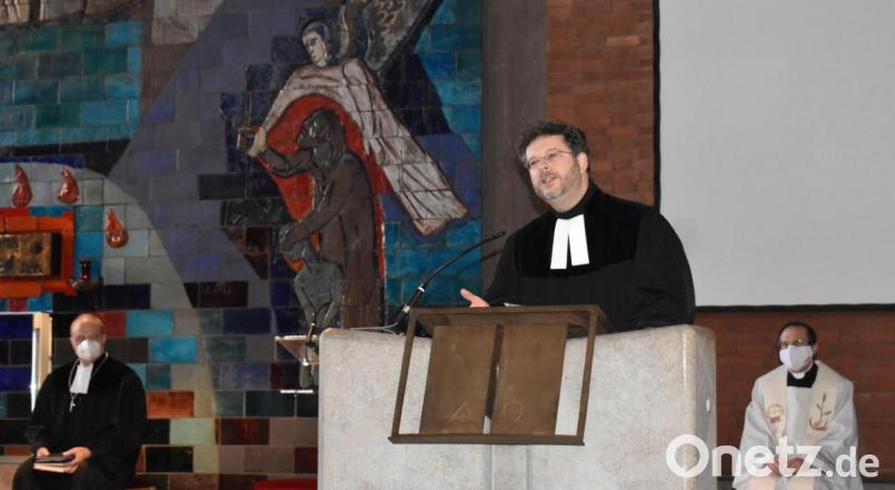 Pfarrer André Fischer bei seiner letzten Predigt in der Grafenwöhrer Friedenskirche. Bild: rgr