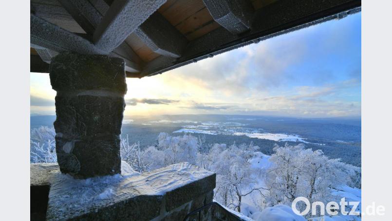 Der Blick von Gipfeln wie hier vom Kösseineturm aus lockt in diesen Tagen viele Naturfreunde. Aber wo sich Menschen begegnen, sollte das Tragen einer Maske selbstverständlich sein. Bild: Florian Miedl