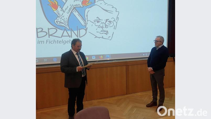 Die &quot;Medaille für besondere Verdienste um die kommunale Selbstverwaltung&quot; übergab Bürgermeister Bernhard Schindler (links) an zweiten Bürgermeister Christian Drehobel. Bild: ld