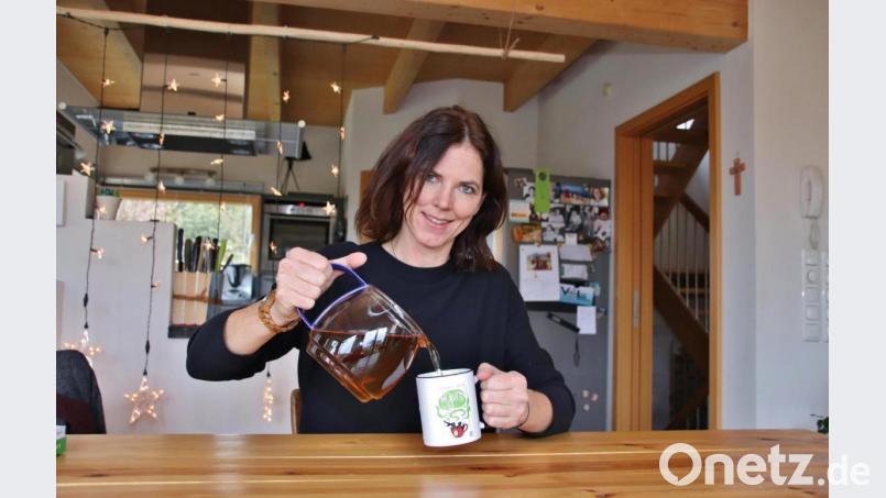 Auch wenn die Autorin Antonia Vitz schelmisch lächelt, in ihrer Kanne befindet sich nur handelsüblicher Kräutertee - und nicht diese ganz besondere Mischung, die dem Getränk in ihrem Erstlingswerk &quot;Nervente&quot; seine durchschlagende Wirkung verleiht. Bild: Thomas Dobler