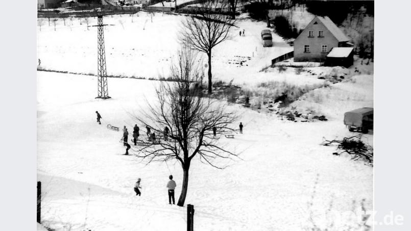 Weidelbach und Weinberg waren im Winter ein Paradies für Kinder: Eine Mutprobe der Rodler bestand darin, vom Weinberg kommend zwischen den Strebepfeilern des Hochspannungsmastes hindurch zu rauschen, eine Aktion, die nicht immer von Erfolg gekrönt war. Archivbild: hev