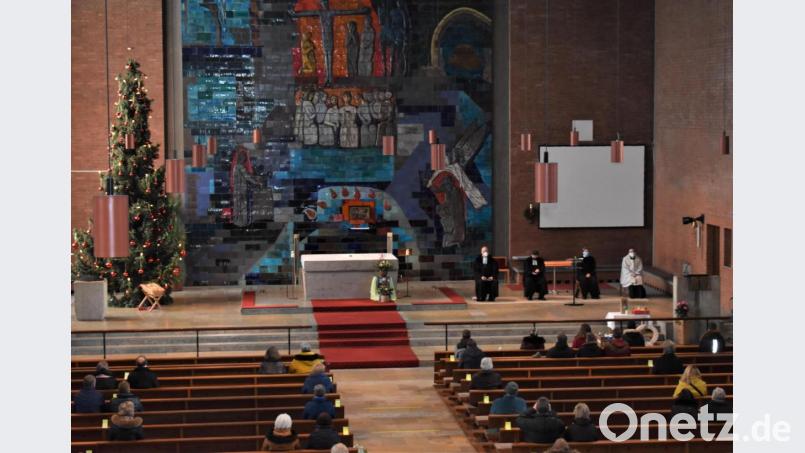 Der Abschiedsgottesdienst des evangelischen Pfarrer André Fischer findet wegen den Abstandsregeln in der katholischen Friedenskirche statt. Bild: rgr