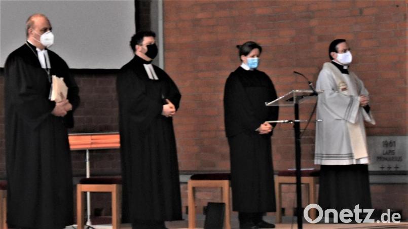 Abschied mit Abstand und Masken, von links: Dekan Thomas Guba, Pfarrer André Fischer, Pfarrerin Anne Utz und Pfarrer Bernhard Müller. Bild: rgr