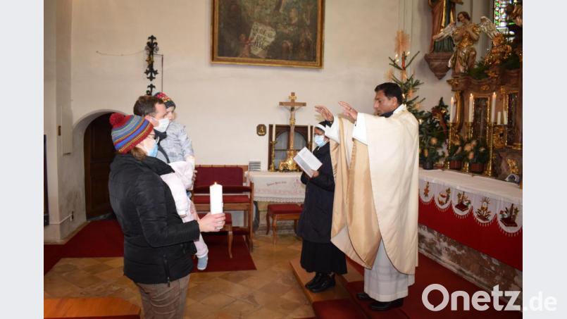 Pater Robin Joseph segnete die Familien und gab ihnen die beste Wünsche mit auf den Weg. Bild: bnr
