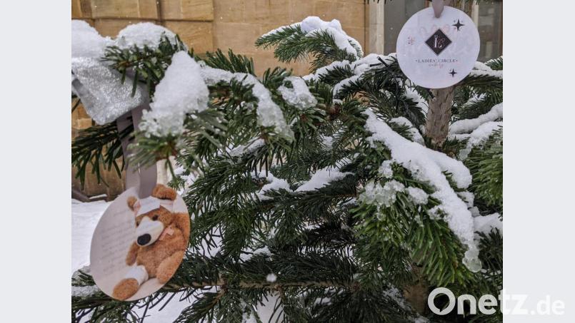 Viele Abstimmungsteilnehmer fanden diesen Baum am schönsten. Wohl auch wegen des Teddy-Patienten, der Kindern Trost spendet.. Bild: Verena Fitzgerald