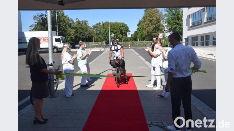 Michael Tiefel strahlt nach den Strapazen der letzten sechs Tage bei der Zielankunft am Klinikum Weiden. Bild: fz