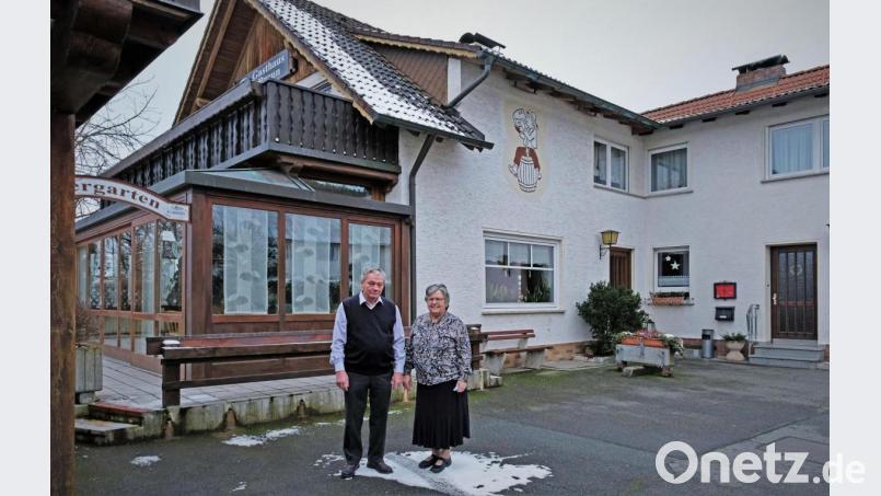 Die Wirtsleute Johann und Rosmarie Braun vor ihrem beliebten Gasthof, der nun geschlossen ist. Bild: twi