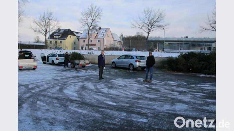 Zweite Bürgermeisterin Anita Stauber (links) und JU-Vorsitzender Stefan Pappenberger überzeugen sich vom reibungslosen Entsorgen der Christbäume. Bild: sne