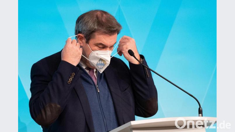 Markus Söder, Parteivorsitzender der CSU und Ministerpräsident von Bayern, setzt vor der Pressekonferenz seine Mund-Nase-Maske ab. Archivbild: Matthias Balk