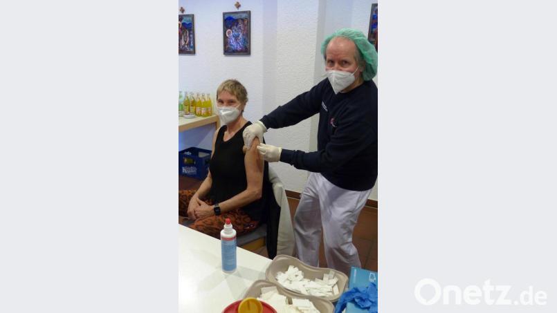 Ein kurzer Picks ein Druck auf die Spritze, und schon ist Heimleiterin Monika Breunig (links), die mit gutem Beispiel voran geht, von Dr. York Heidenreich (rechts) geimpft. Bild: jp