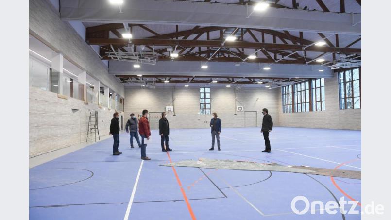 Beim Rundgang durch die Halle mit Abstand, von links: der neue Hausmeister der Mittelschule, Markus Zeller. der scheidende Hausmeister Werner Fleißner, stellvertretender Bauamtsleiter Markus Wildenauer, Bürgermeister Andreas Wutzlhofer, Architekt Manfred Schwemmer und zweiter Bürgermeister Uli Münchmeier. Bild: Gabi Schönberger