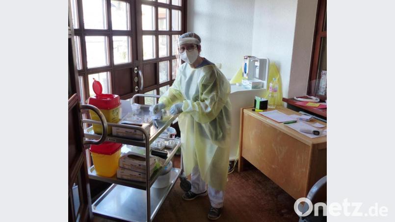 Im Covid-19-gerechten „Raumanzug“ empfängt Fachkraft Erika Wittmann die Besucher für den Temperatur- und den Corona-Test. Bild: jp