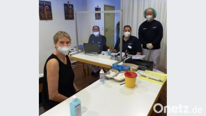 Das Impfteam mit Dr. York Heidenreich (rechts) mit seiner ersten Patientin an diesem Impftag, der Kastler Heimleiterin Monika Breunig (links). Bild: jp