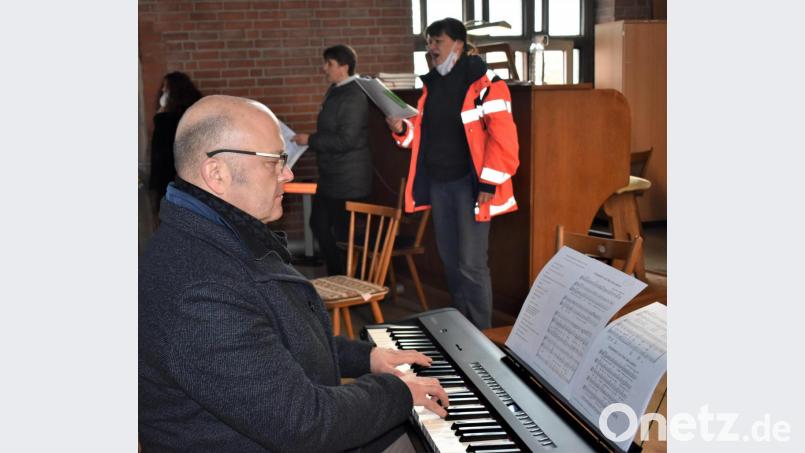 Walter Thurn an der Orgel. Bild: rgr