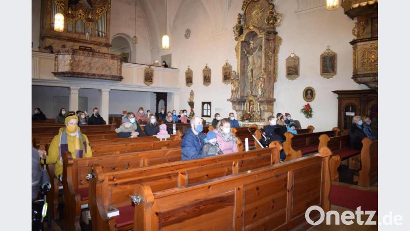 Zwölf Familien folgte der Einladung zum Tauferneuerungsgottesdienst und setzten so ein deutliches Zeichen des Glaubens. Bild: bnr