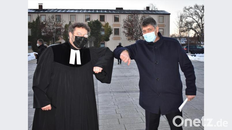Stammtischbruder Bürgermeister Edgar Knobloch (rechts) will Pfarrer André Fischer gar nicht gehen lassen. Bild: rgr
