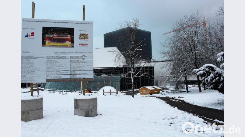 Noch ist das Theater Hof eine 23-Millionen-Euro-Baustelle. Zum Start der Saison 2021/2022 soll die Kultureinrichtung generalsaniert sein. Bild: stg