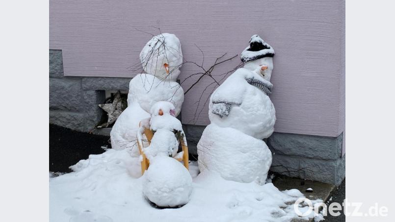 Der Künstler erschuf gleich eine ganze Schneemannfamilie in der Wittschauer Straße in Vohenstrauß. Ob Mütze und Schal vor zu viel Sonne schützen, bleibt abzuwarten. Lustig anzuschauen sind sie auf jeden Fall die wackeren Gesellen. Vom frischen Schnee leicht überzuckert überstehen sie vielleicht die nächsten Tage tapfer. Bild: dob
