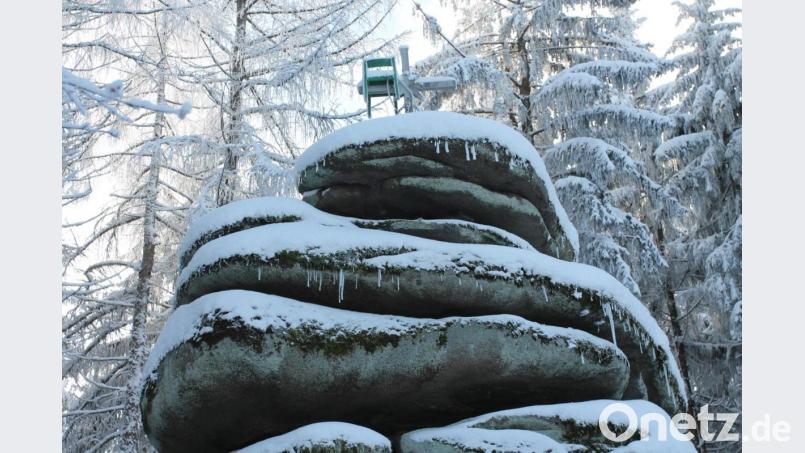 Der auf dem Brotfelsen montierte Stuhl wird wohl noch einige Wochen dort stehen. Bild: pi
