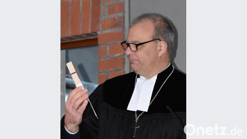 Ein Lichtkreuz gibt es von Dekan Thomas Guba. Bild: rgr