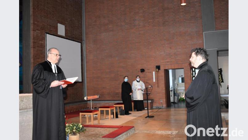 Dekan Thomas Guba entbindet Pfarrer André Fischer von seinen Pflichten für die Kirchengemeinde Grafenwöhr-Pressath. Bild: rgr