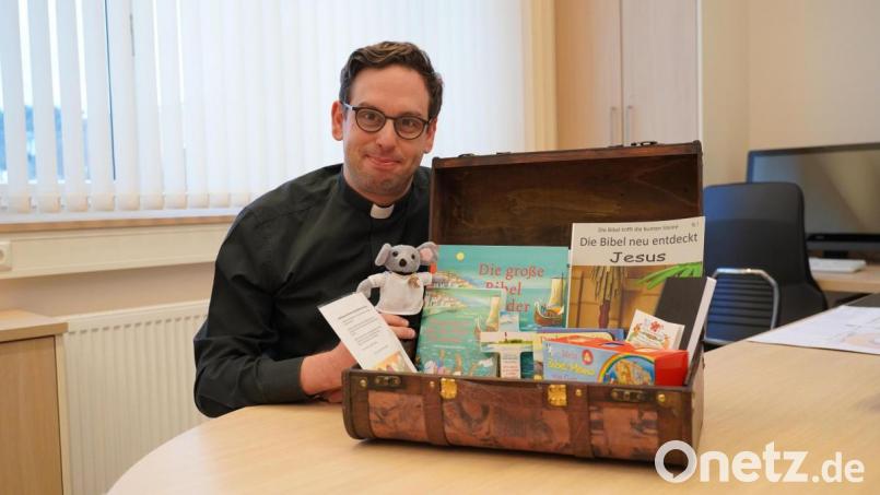 Pfarrer Dominik Mitterer zeigt den Koffer, mit dem die Kirchenmaus Don Francesco in Poppenricht unterwegs sein wird. Bild: Regina Probst/exb