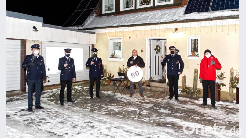 Seinen fünfzigsten Geburtstag feierte der zweite Kommandant Wolfgang Gruber (dritter von rechts). Eine kleine Abordnung der Feuerwehr gratulierte ihm bei Minustemperaturen coronakonform vor seinem Haus. Auf dem Bild: (von links) Feuerwehrvertrauensmann Peter Götzl, Vorsitzender Albert Vollath, zweiter Vorsitzender Tobias Bollmann, Kommandant Bernhard Schmidt und Bürgermeister Johannes Reger. Bild: njn