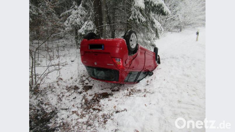Schneeglatte Straße und nicht angepasste Geschwindigkeit: Diese Kombination wurde einer 60-Jährigen auf der Kreisstraße AS4 bei Atzlricht zum Verhängnis. Bild: Polizeiinspektion Amberg
